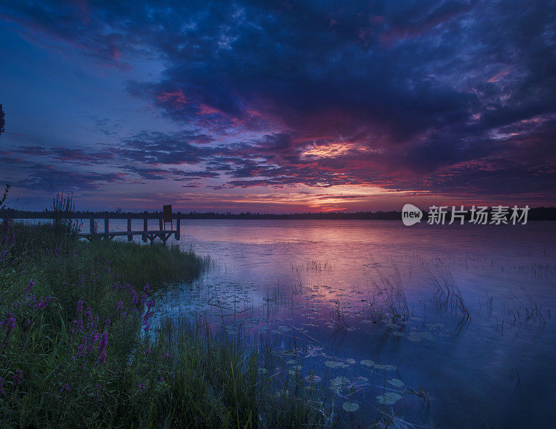 Marl Lake平滑的日出